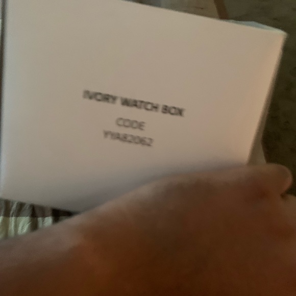 I’m selling a Gucci watch brand new with bar code - Picture 2 of 4